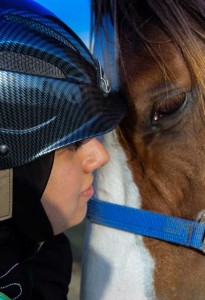 إماراتية تشرب حليب الخيل