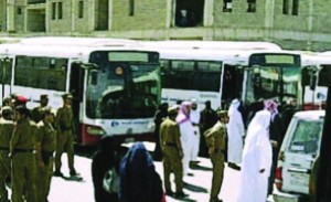 شاب يختلي بـ 3 طالبات في سيارة