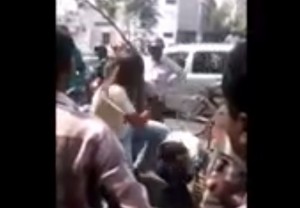 فتاة تضرب شاب حاول التحرش بها