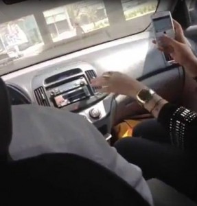رقص فتيات في سيارة اجرة