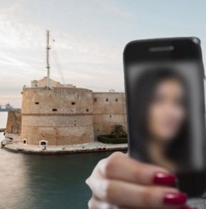فتاة إيطالية تلتقط صورة سيلفي لآخر لحظة في حياتها