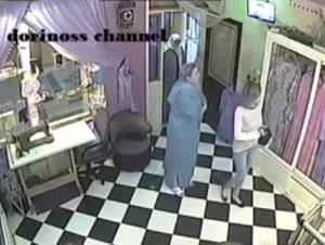 كاميرا تفضح عائلة كاملة وهي تقوم بالسرقة