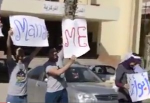 فتاة تطلب الزواج من شاب بطريقة غريبة