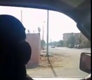سعودي يصور زوجته وهي تقود السيارة
