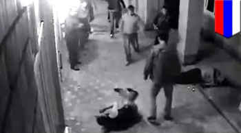 ملاكم يضرب ثلاثة رجال