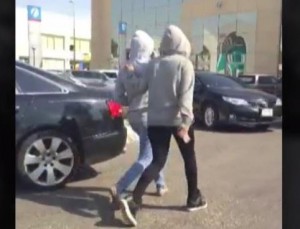 فتاتان تتجولان في جدة دون عباءة وسط استغراب المارة