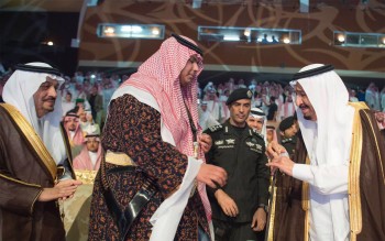 الملك سلمان يبكي