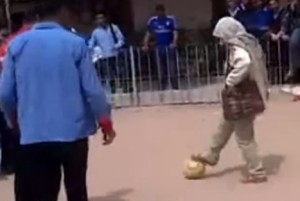 معلمة تلعب كرة قدم