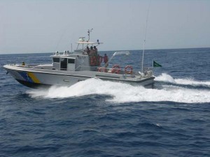 حرس الحدود ينقذ شابين من الغرق بالخبر