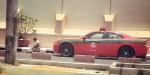 رجل أمن سعودي يوقف دوريته للصلاة