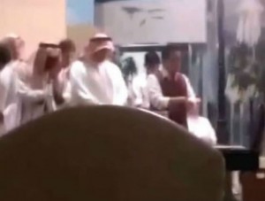 عامل مقهى بالرياض صوته مؤثر في قراءة القرآن